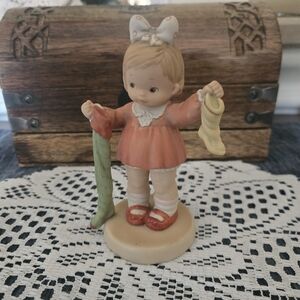 1989 Memories Of Yesterday "THE LONG AND SHORT OF IT"  With Christmas Stockings